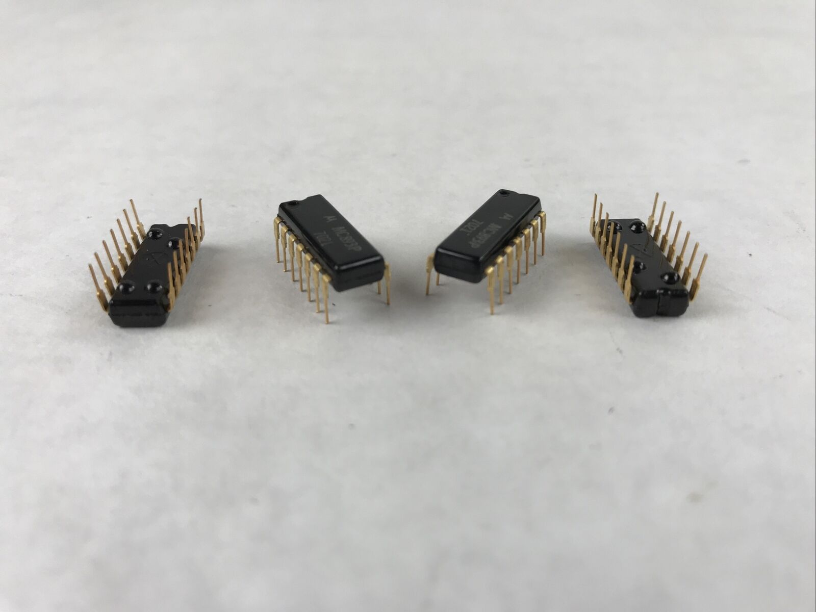 Lot of (4) Motorola MC893P 14 Pin Dip Gold Integrated Circuit