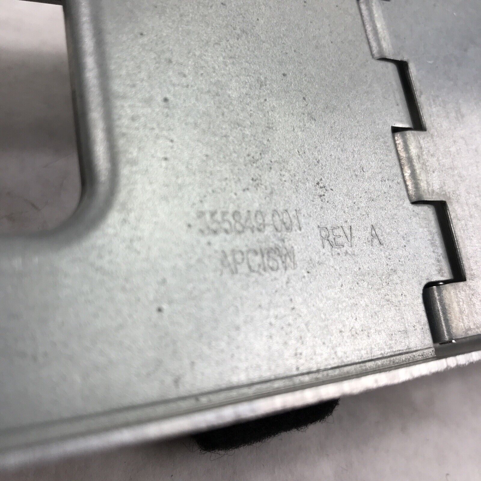 APC 355852-001 Server Bracket Kit for HP ProLiant ML350 Generations 3 and 4