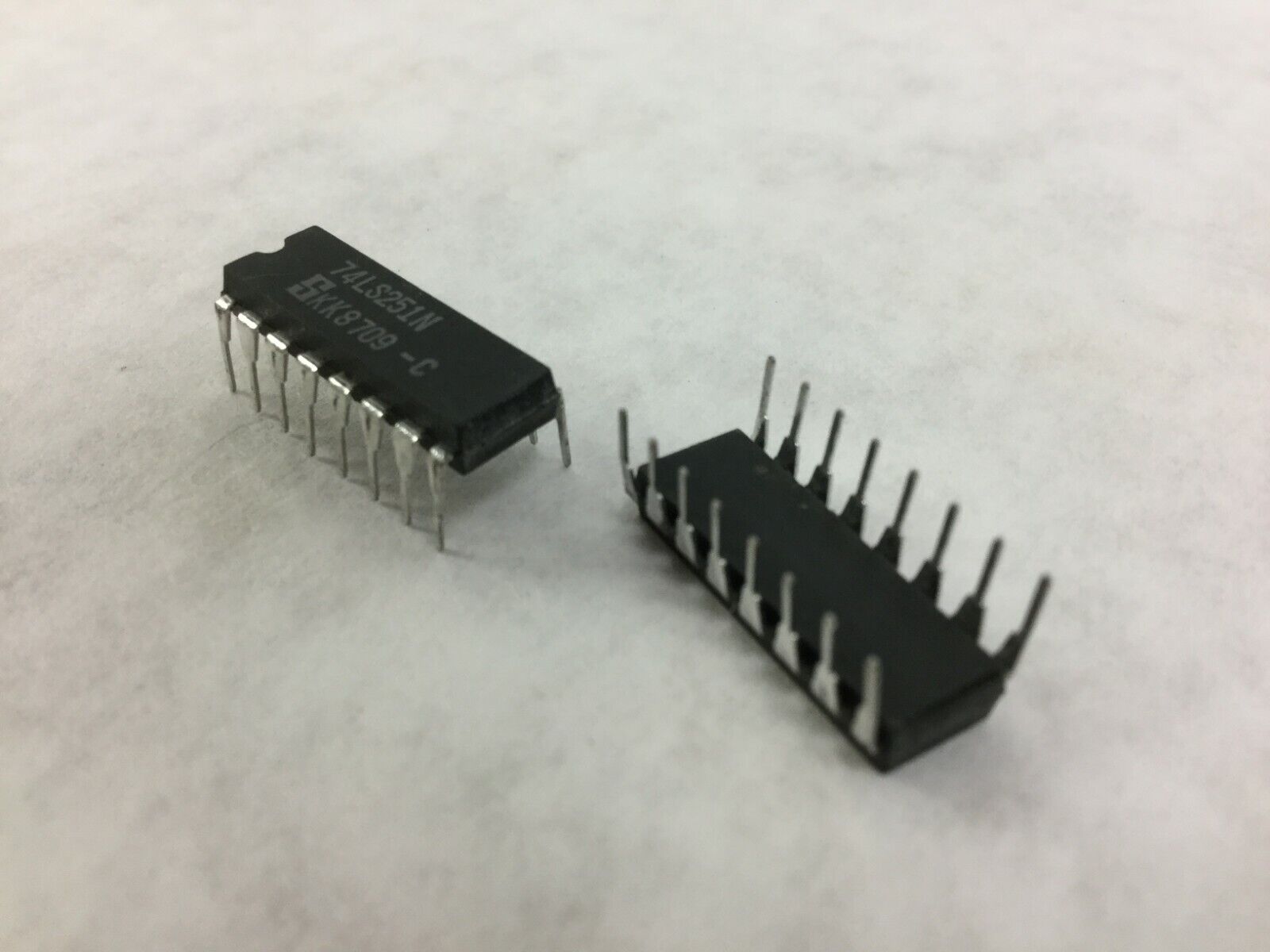 NOS Signetics 74LS251N  3-STATE 1-of-8 Line Data Selector/Multiplexer  Lot of 10
