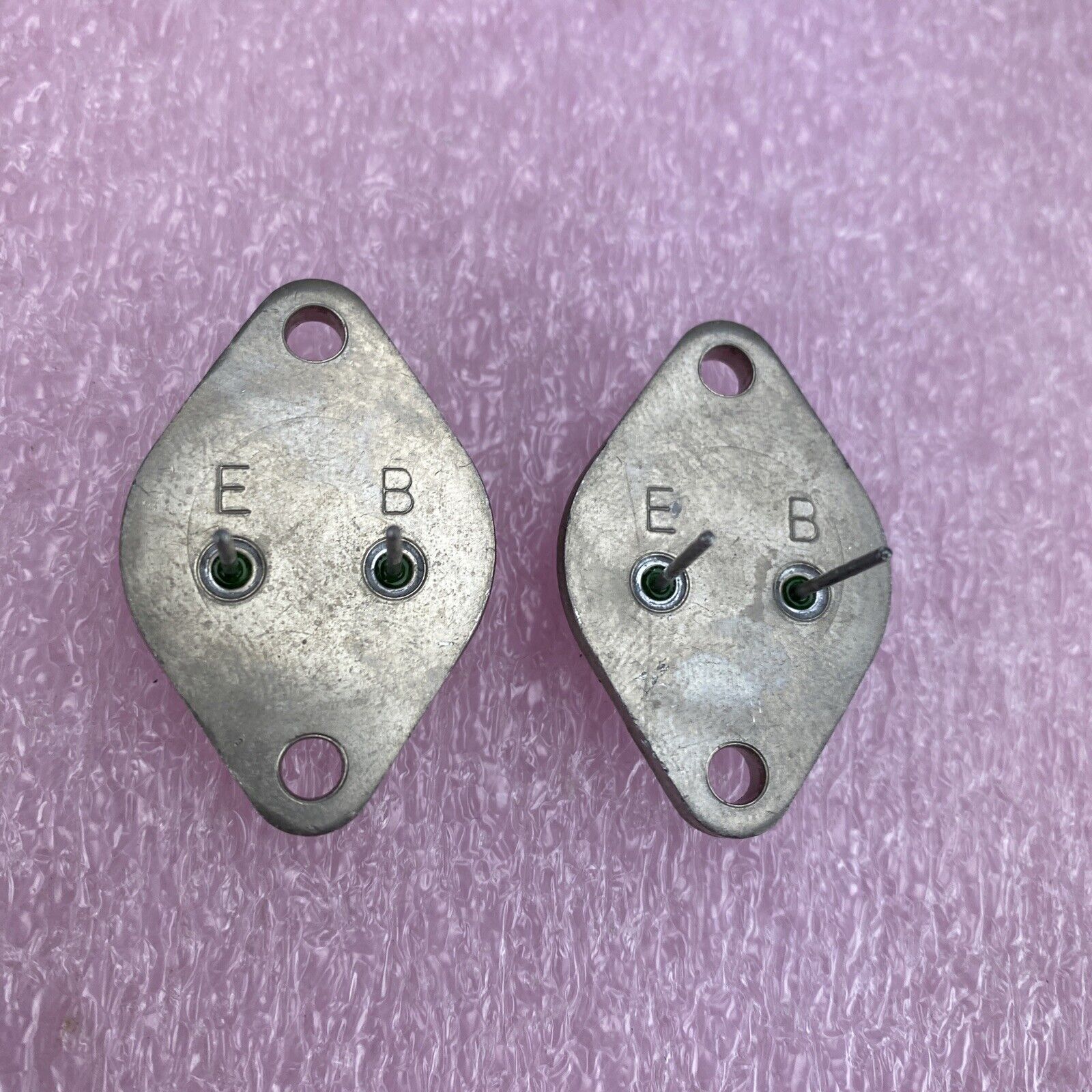 Lot( 2 ) Motorola 2N4913 Bipolar Transistor 7713