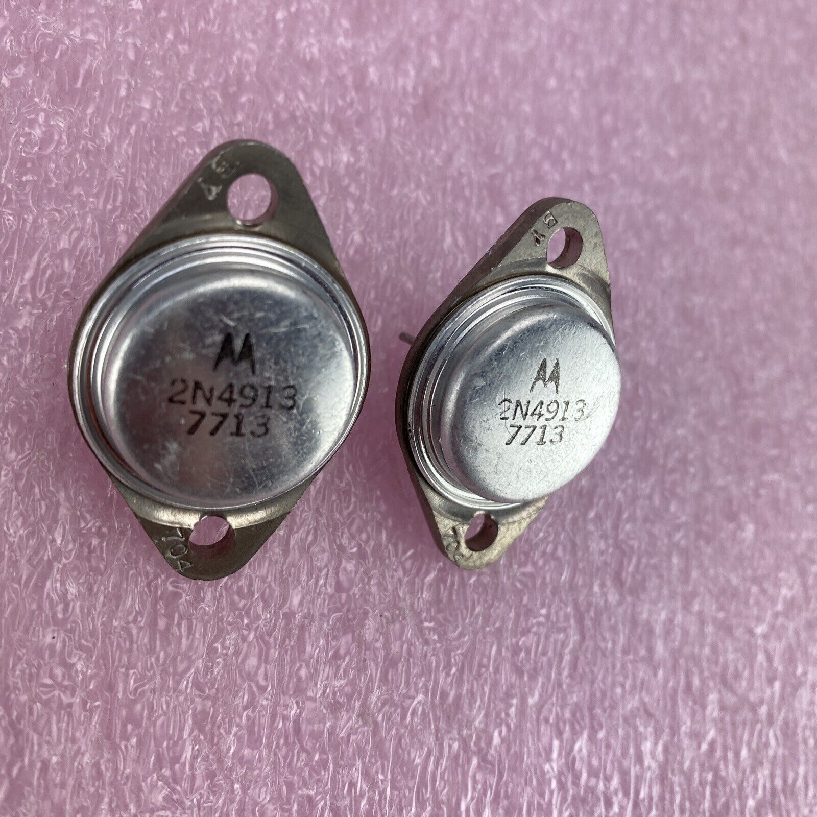 Lot( 2 ) Motorola 2N4913 Bipolar Transistor 7713