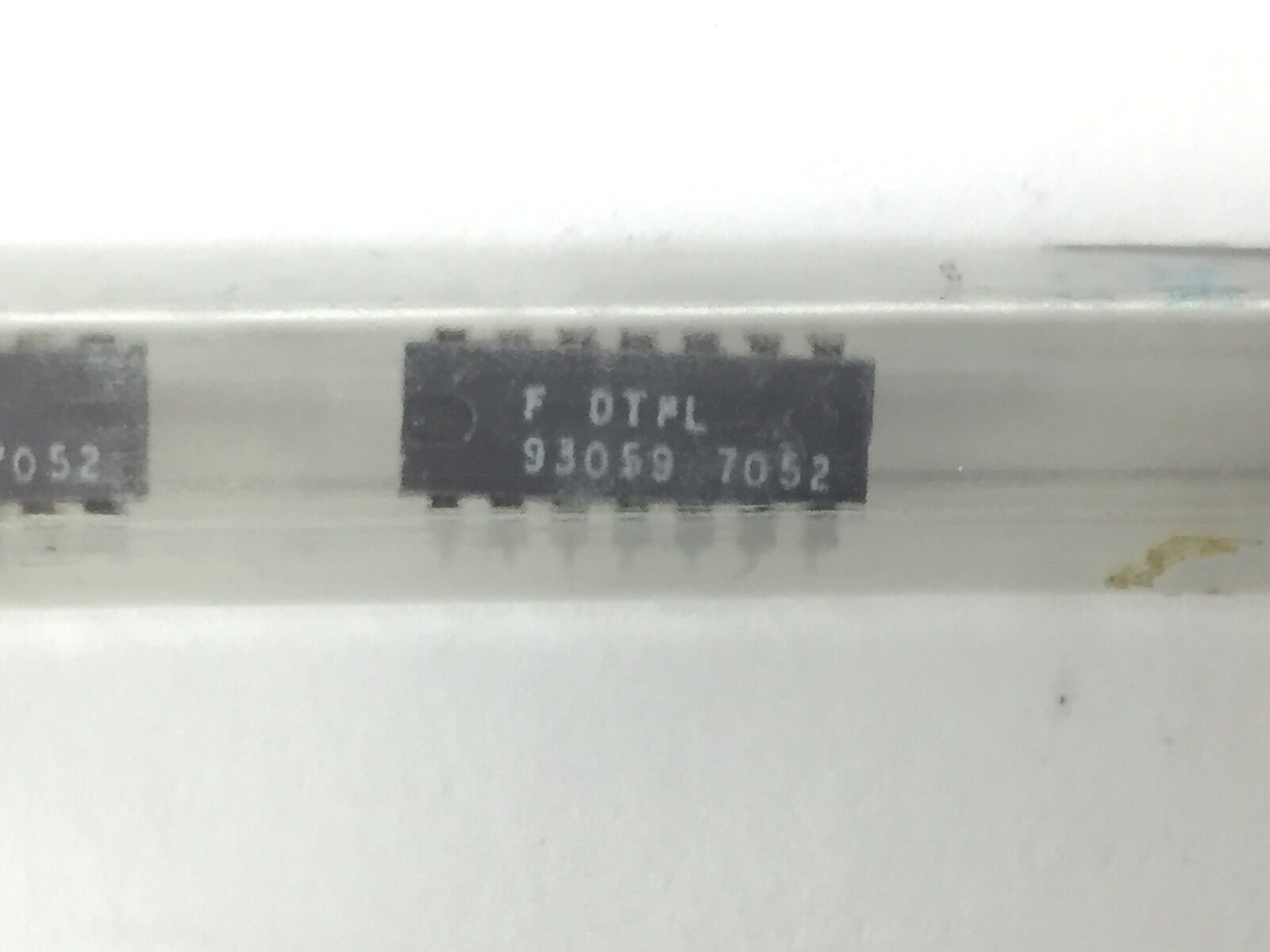 Unbranded F DTPL 93056 7052 14-Pin DIP Lot of 13