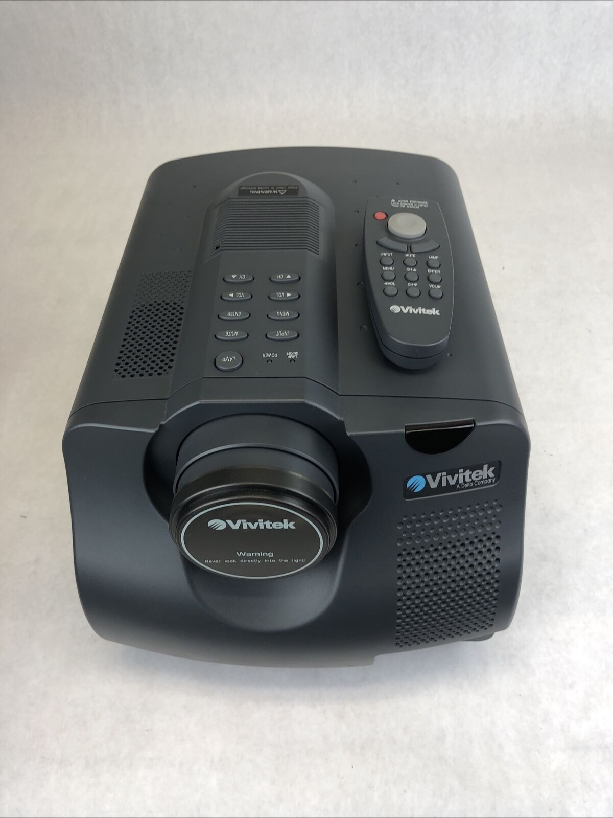 Vintage Vivitek Voyager A400 LCD Projector 407H:20 750 Lumens With Remote