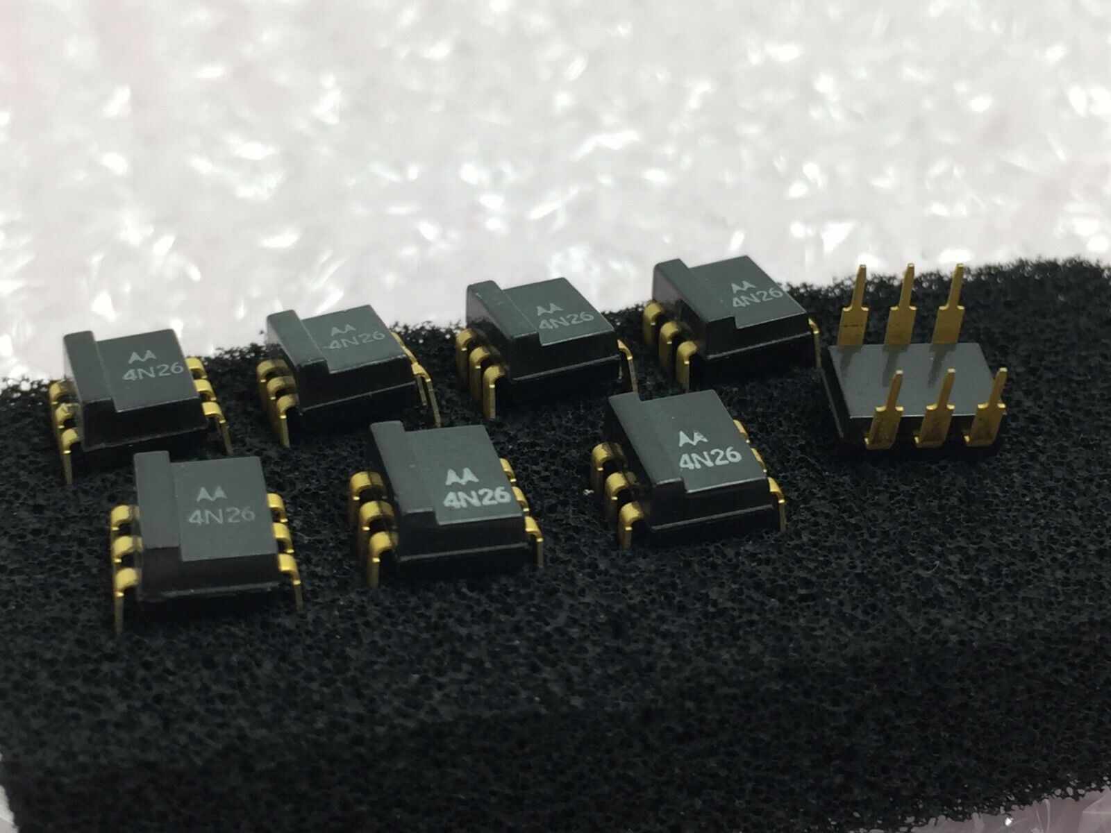 Motorola 4N26 6-Pin DIP Optoisolators Transistor Output   Lot of 8   NOS
