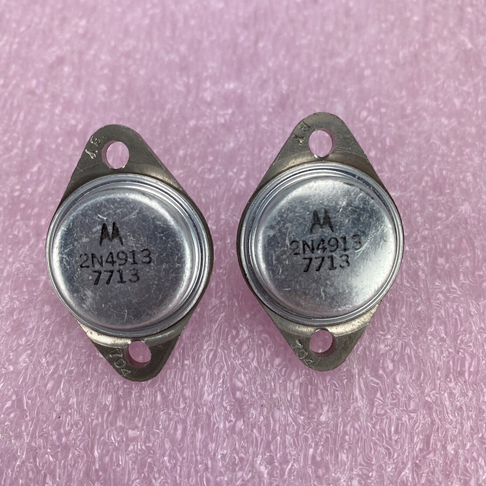 Lot( 2 ) Motorola 2N4913 Bipolar Transistor 7713