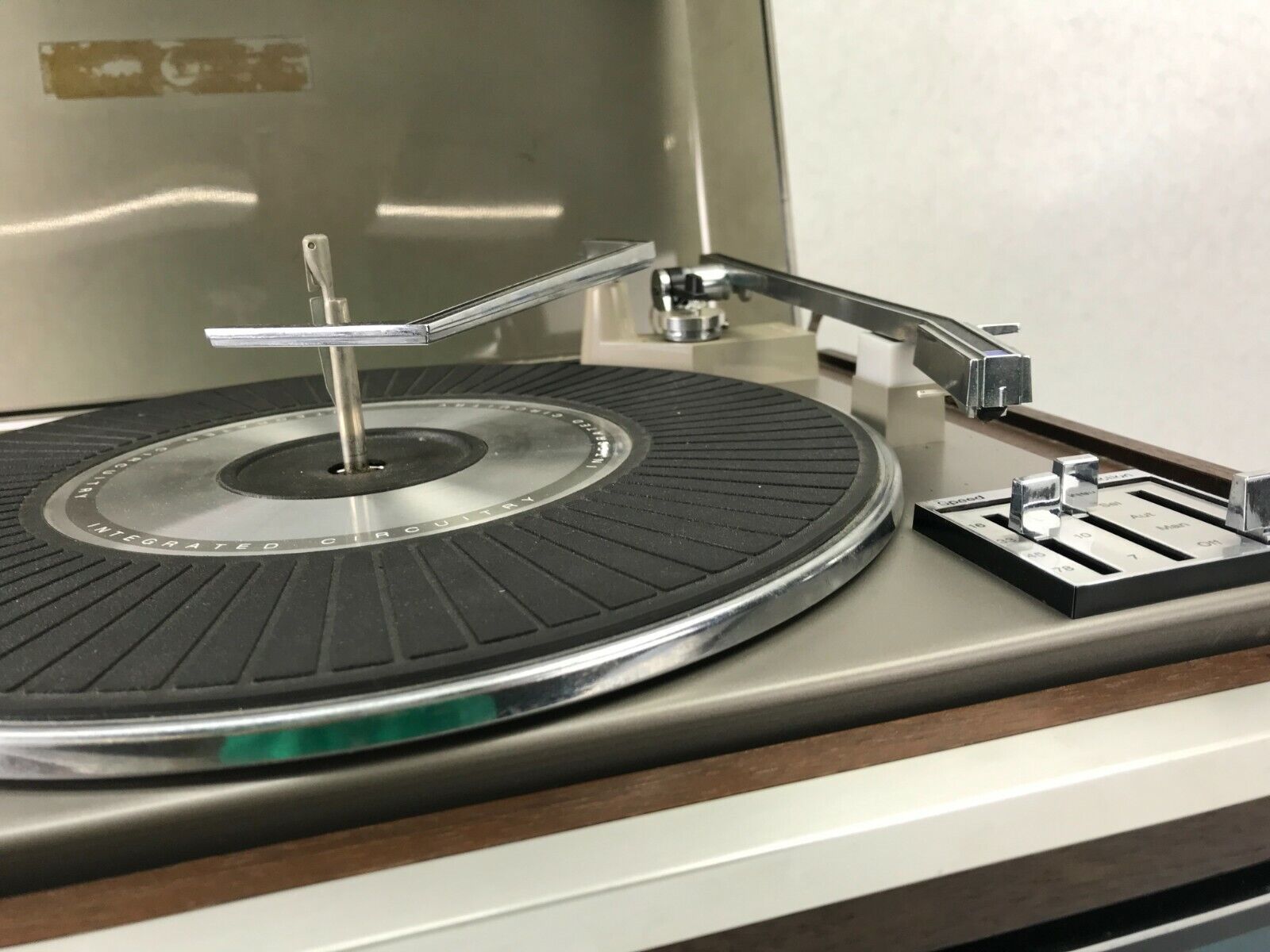 RCA VM6025W Stereo 8 Track Radio Turntable Record Player