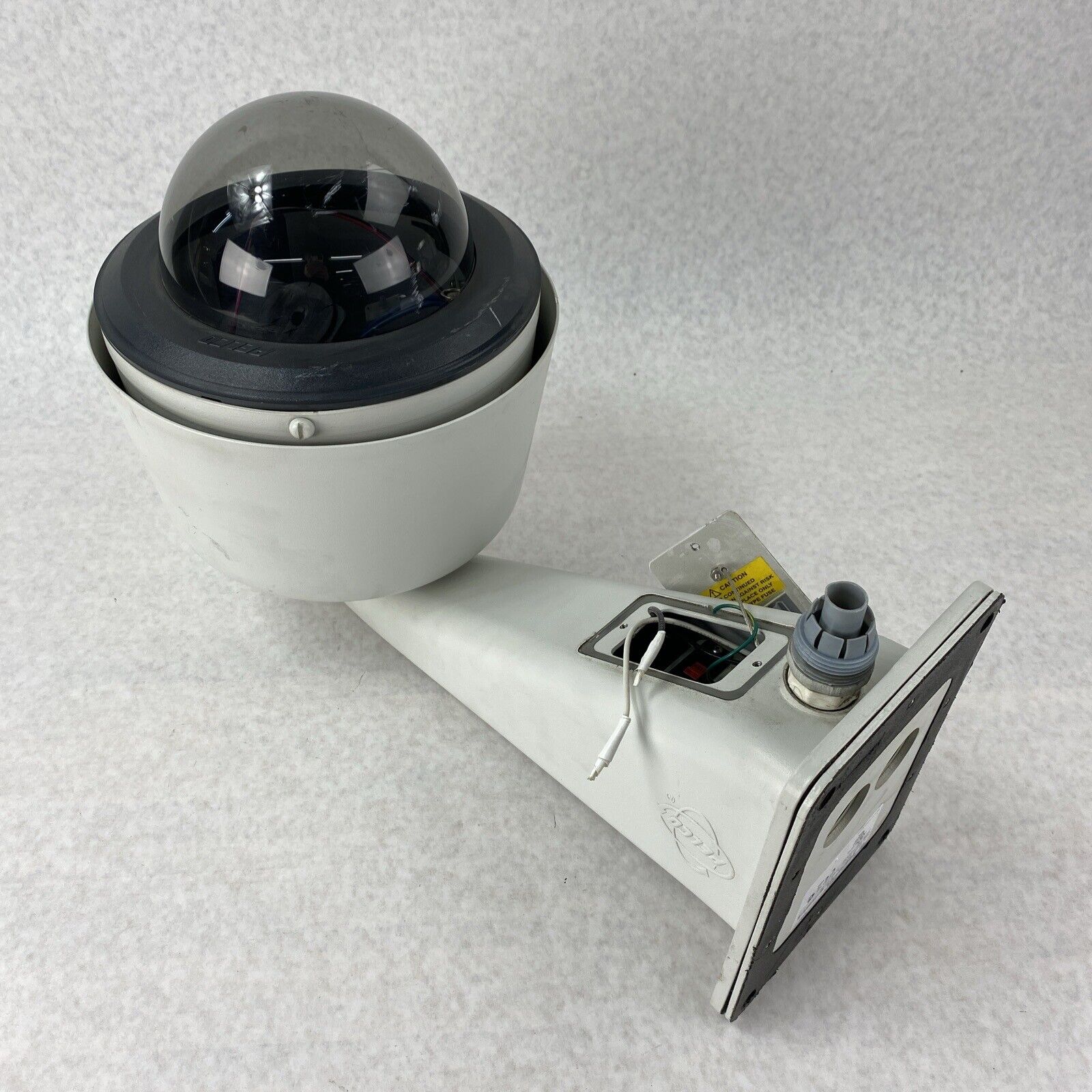 Pelco DF5-PG-E0 Outdoor Pendant Tinted Camera Dome w/ Wall Mount and Components