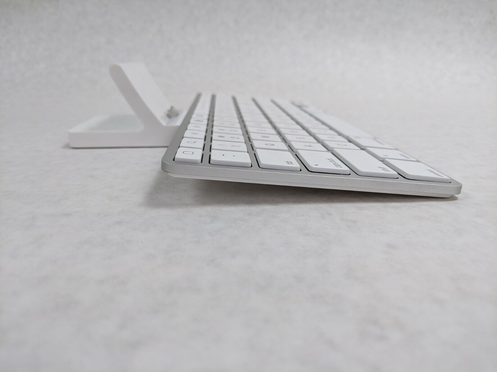 Apple iPad Keyboard Dock A1359 30-Pin 1st, 2nd Generation iPad Accessory