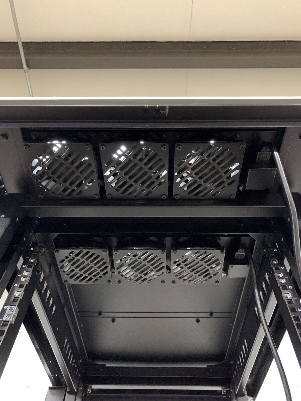 Siemen Vertipod Server Rack 45U Vp2-0AC111 Right Side No Panels
