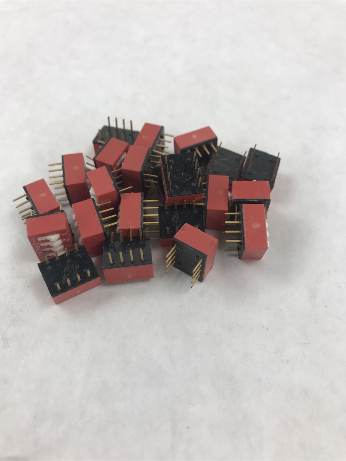 Lot of 22 Grayhill 76SB04S Switch DIP ON OFF SPST 4 Raised Rocker 8-Pin