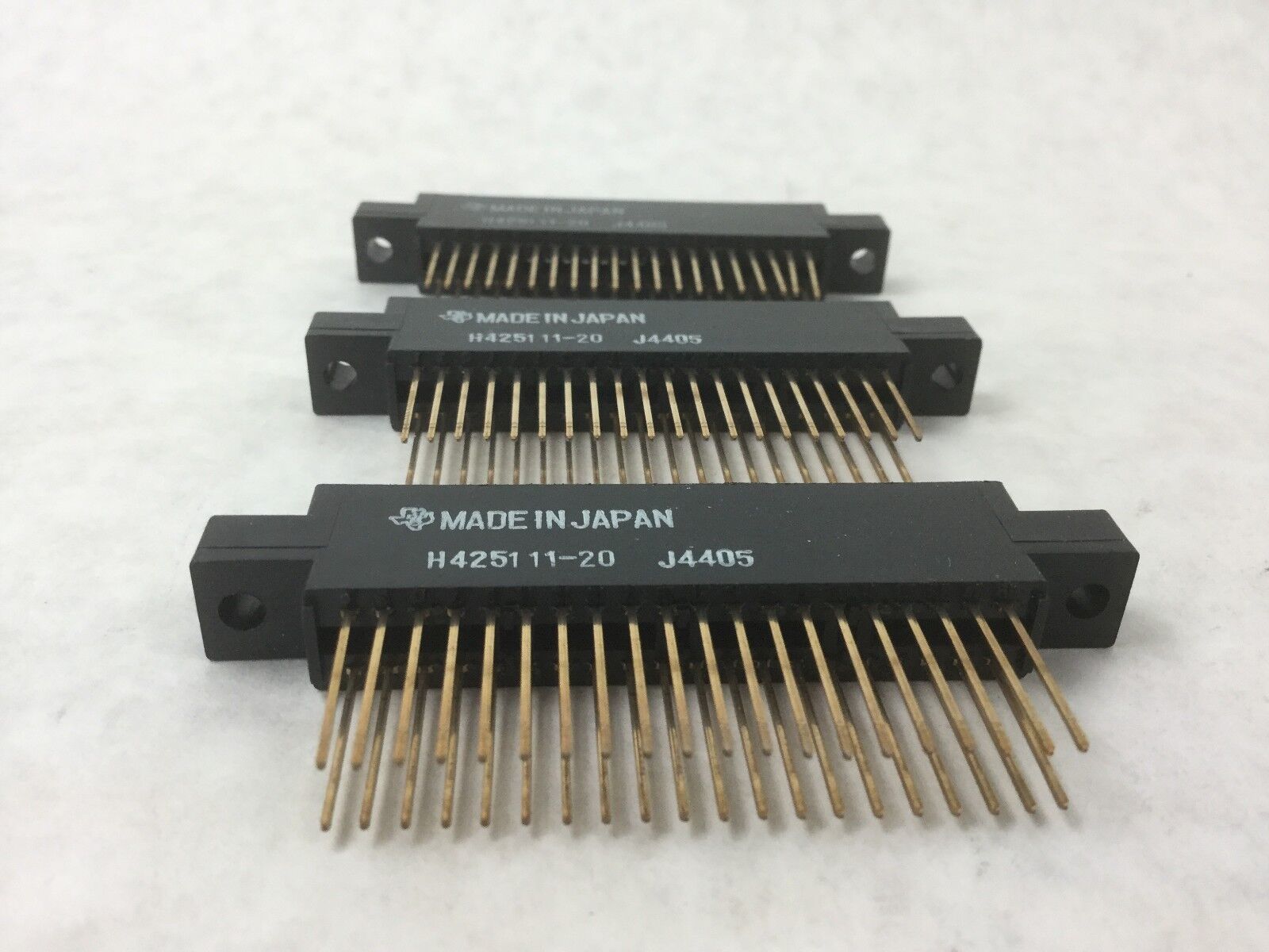 Texas H425111-20 Connector Receptacle, (Lot of 3)
