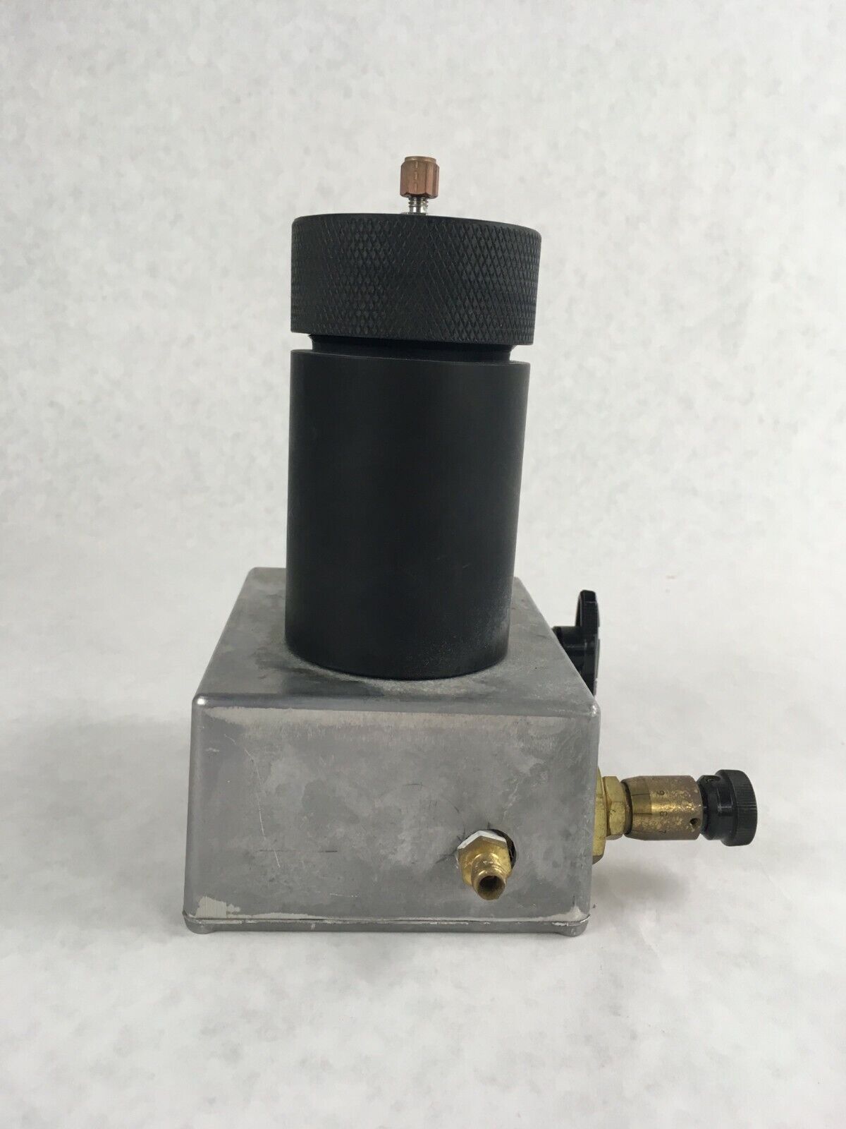 Pressure Compensated Flow Control Valve Vent With Container Vial