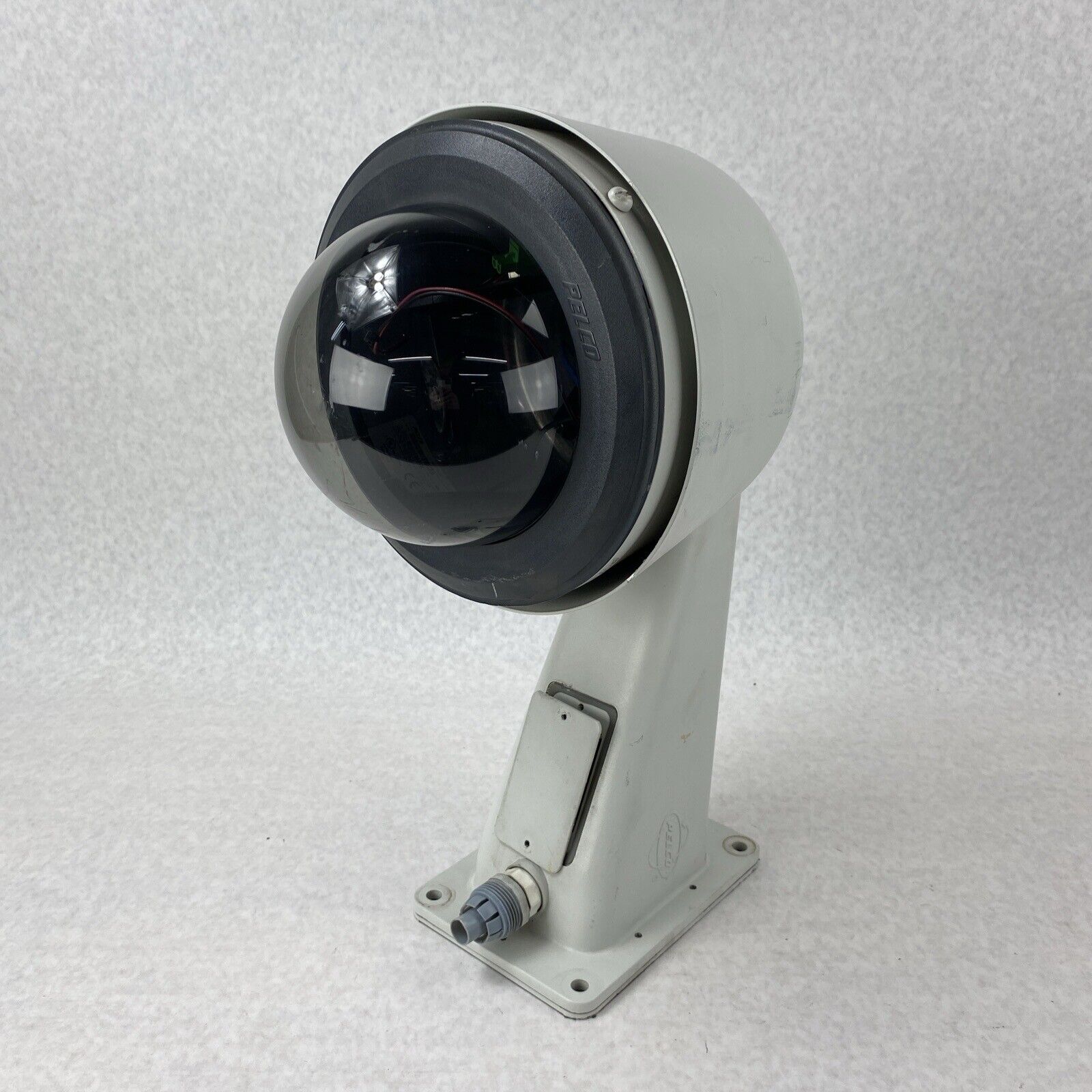 Pelco DF5-PG-E0 Outdoor Pendant Tinted Camera Dome w/ Wall Mount and Components