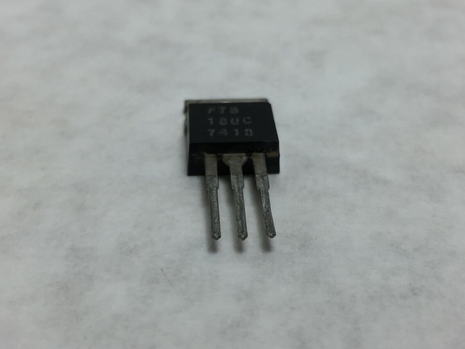 NOS  Fairchild  7818UC Positive Voltage Regulator  Lot of 7