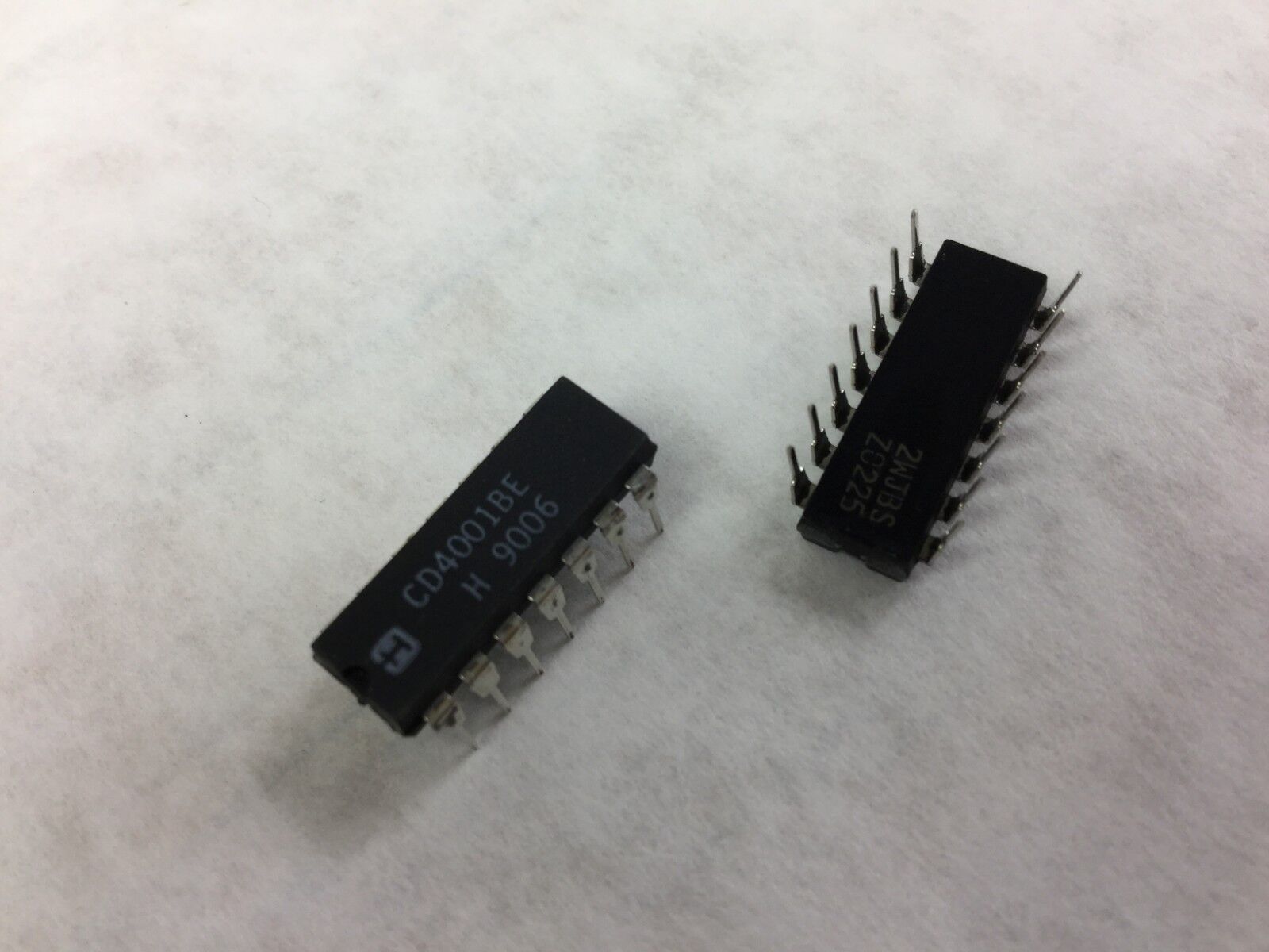 Harris  CD4001BE  Logic Gates CMOS Quad 2-In  Lot of 25