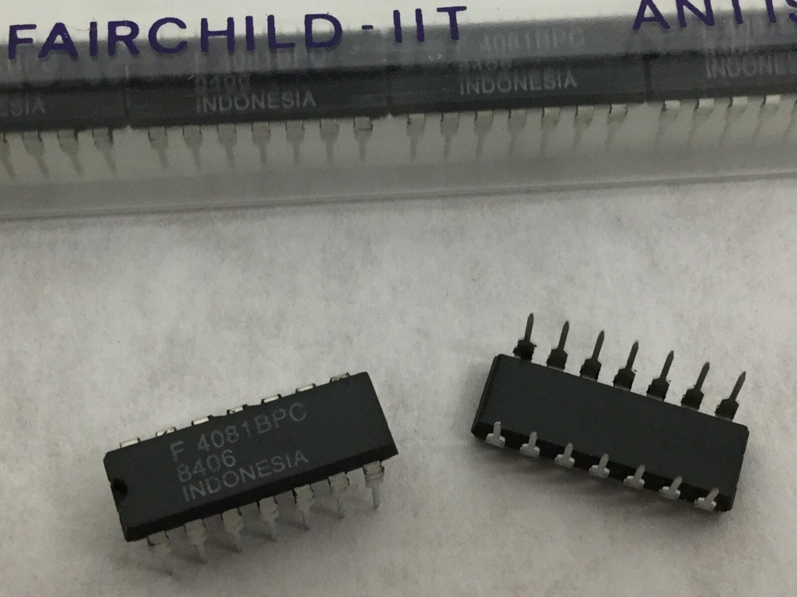 Genuine FAIRCHILD 4081BPC 14-Pin Dip Integrated Circuit  Lot of 25