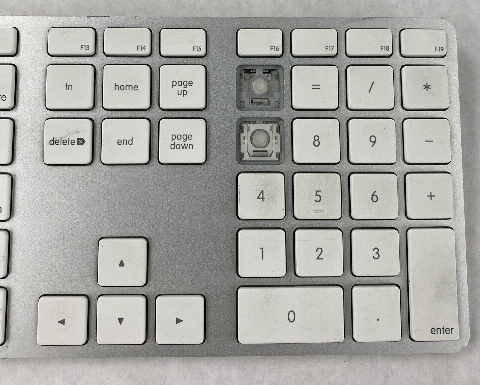 FOR PARTS Apple A1243 Wired USB MB110LL/A Keyboard w/ Genuine OEM Key Covers