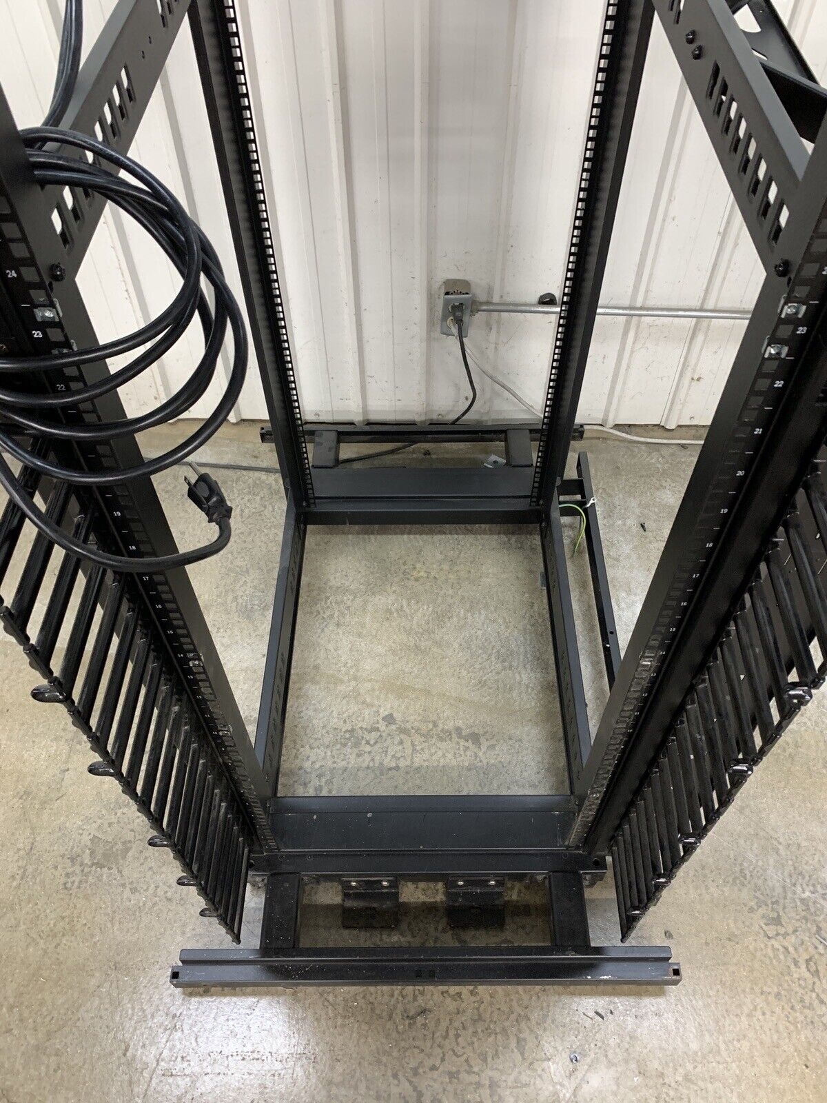 Siemen Vertipod Server Rack 45U Vp2-0AC111 Right Side No Panels