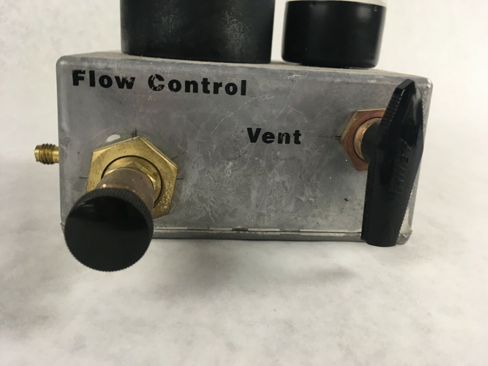 Pressure Compensated Flow Control Valve Vent With Container Vial