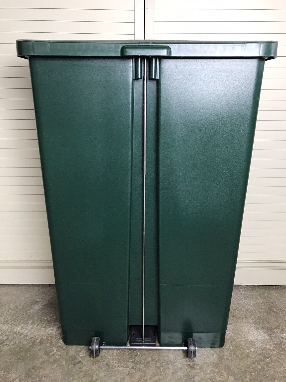 Rubbermaid Plastic Step-On Container 90L/24G Green