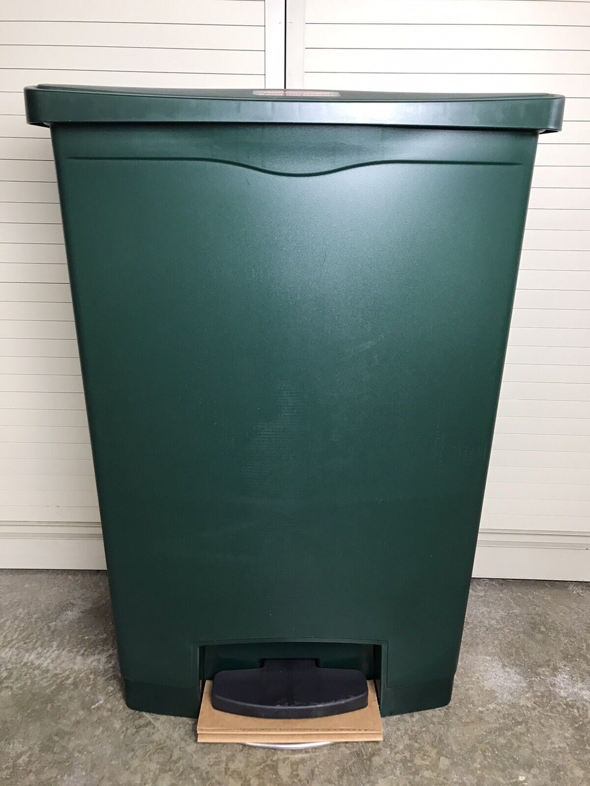 Rubbermaid Plastic Step-On Container 90L/24G Green