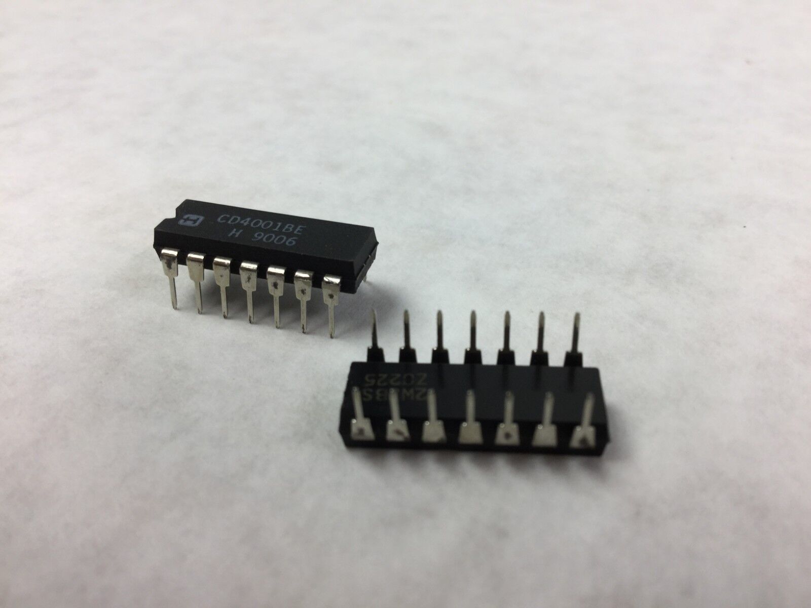 Harris  CD4001BE  Logic Gates CMOS Quad 2-In  Lot of 25