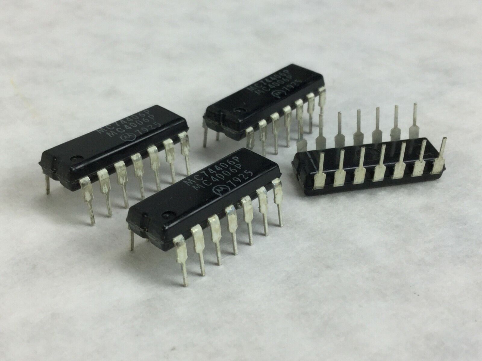 Genuine MOTOROLA MC74406P 3-To-8 Line Demultplexer/Decoder 14 Pin Dip  Lot of 4