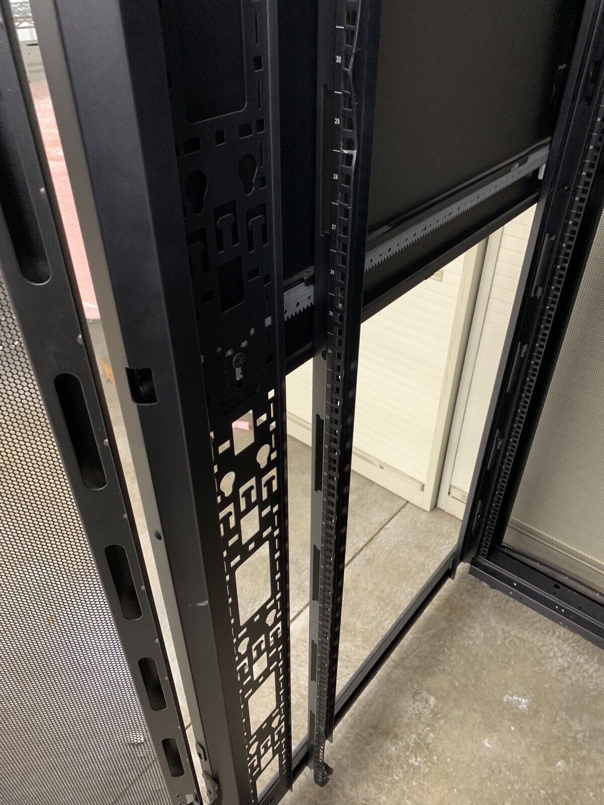 APC AR3107 NetShelter SX Enclosure 48U Server Rack Cabinet Missing a Side Panel