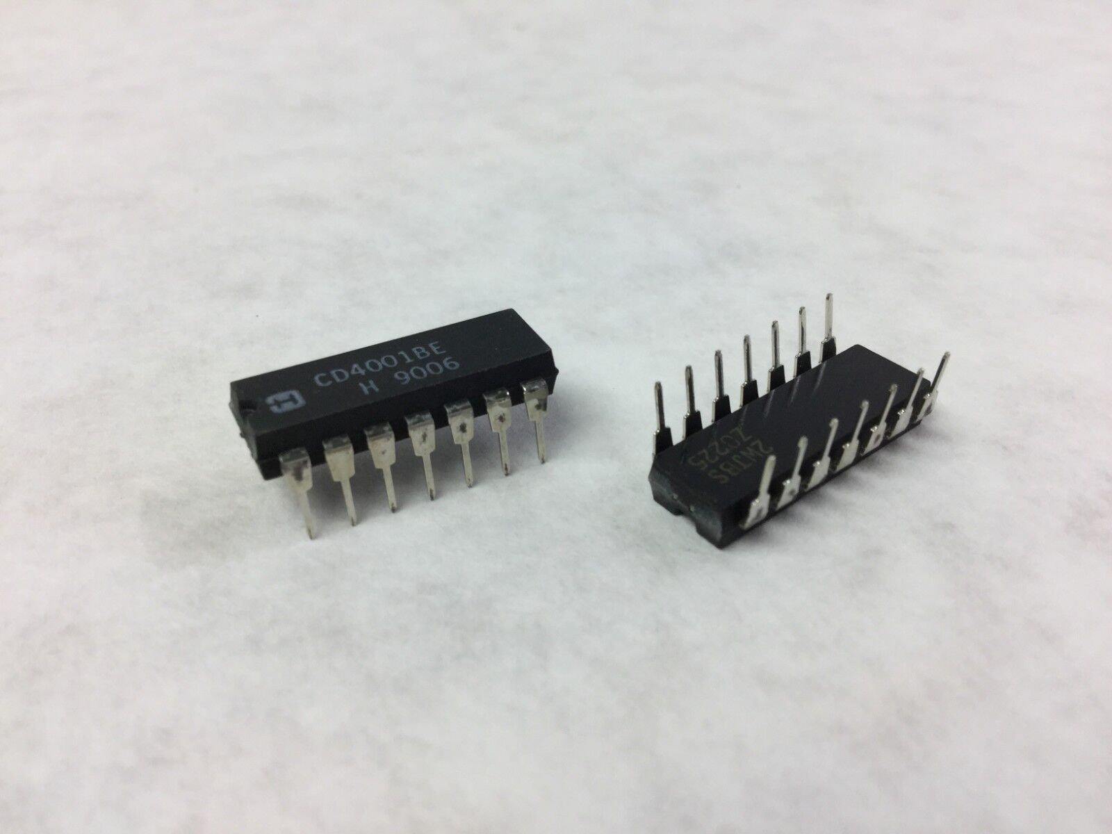 Harris  CD4001BE  Logic Gates CMOS Quad 2-In  Lot of 25