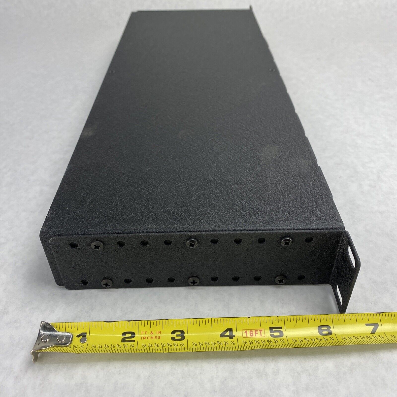 Geist UVHVRN082-002L13C20 Horizontal PDU 100 to 125V 200 to 240V 16/20A