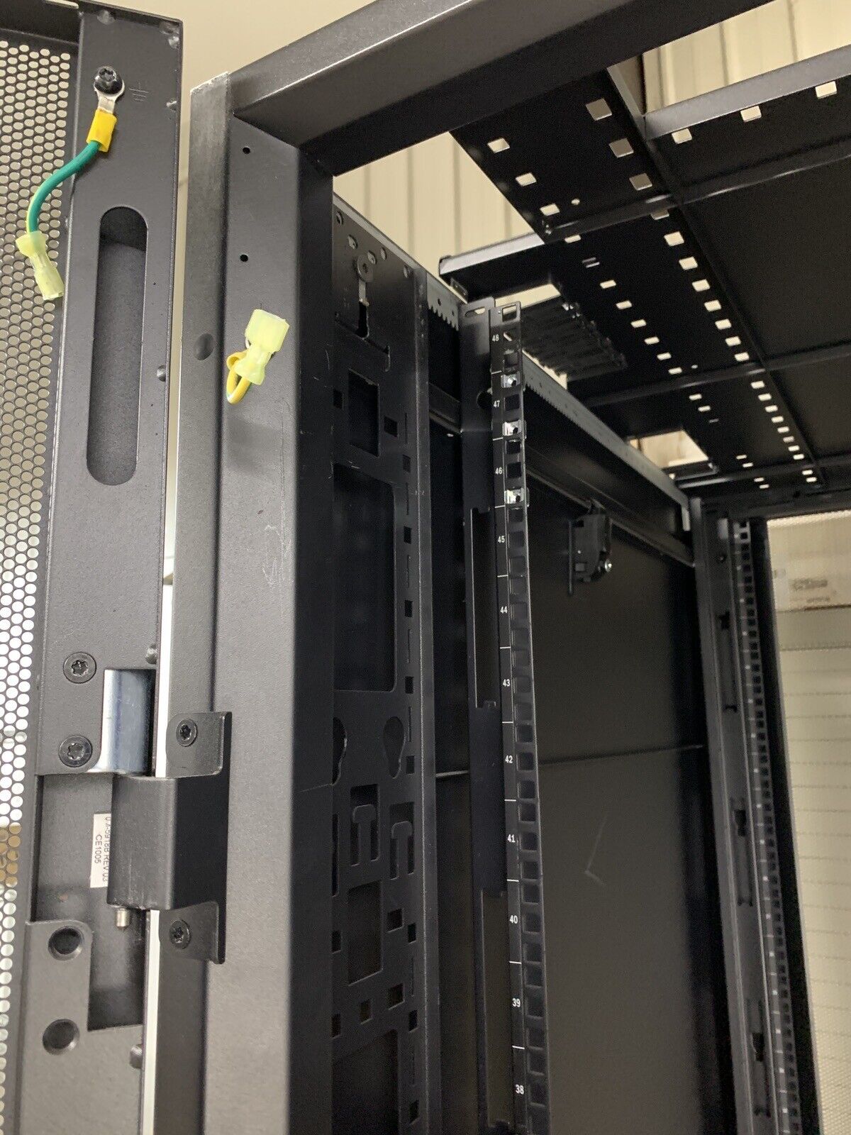 APC AR3107 NetShelter SX Enclosure 48U Server Rack Cabinet Missing a Side Panel