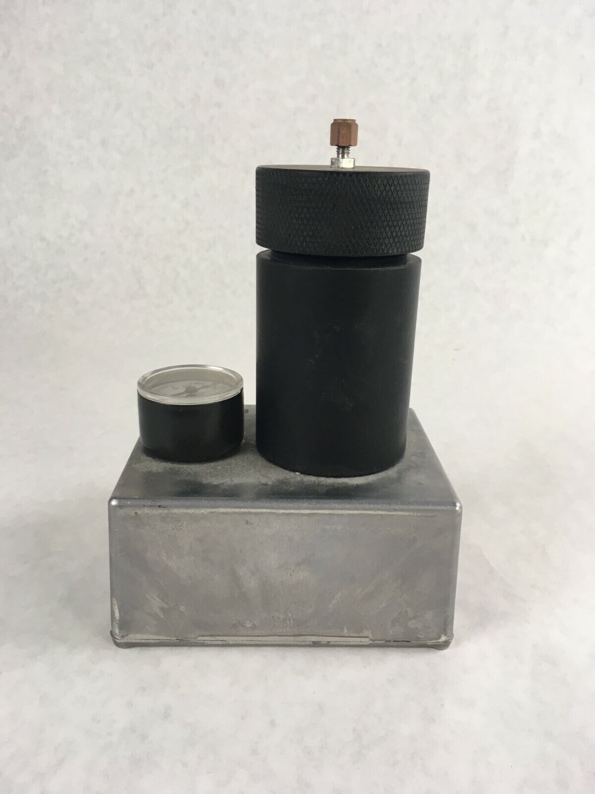 Pressure Compensated Flow Control Valve Vent With Container Vial