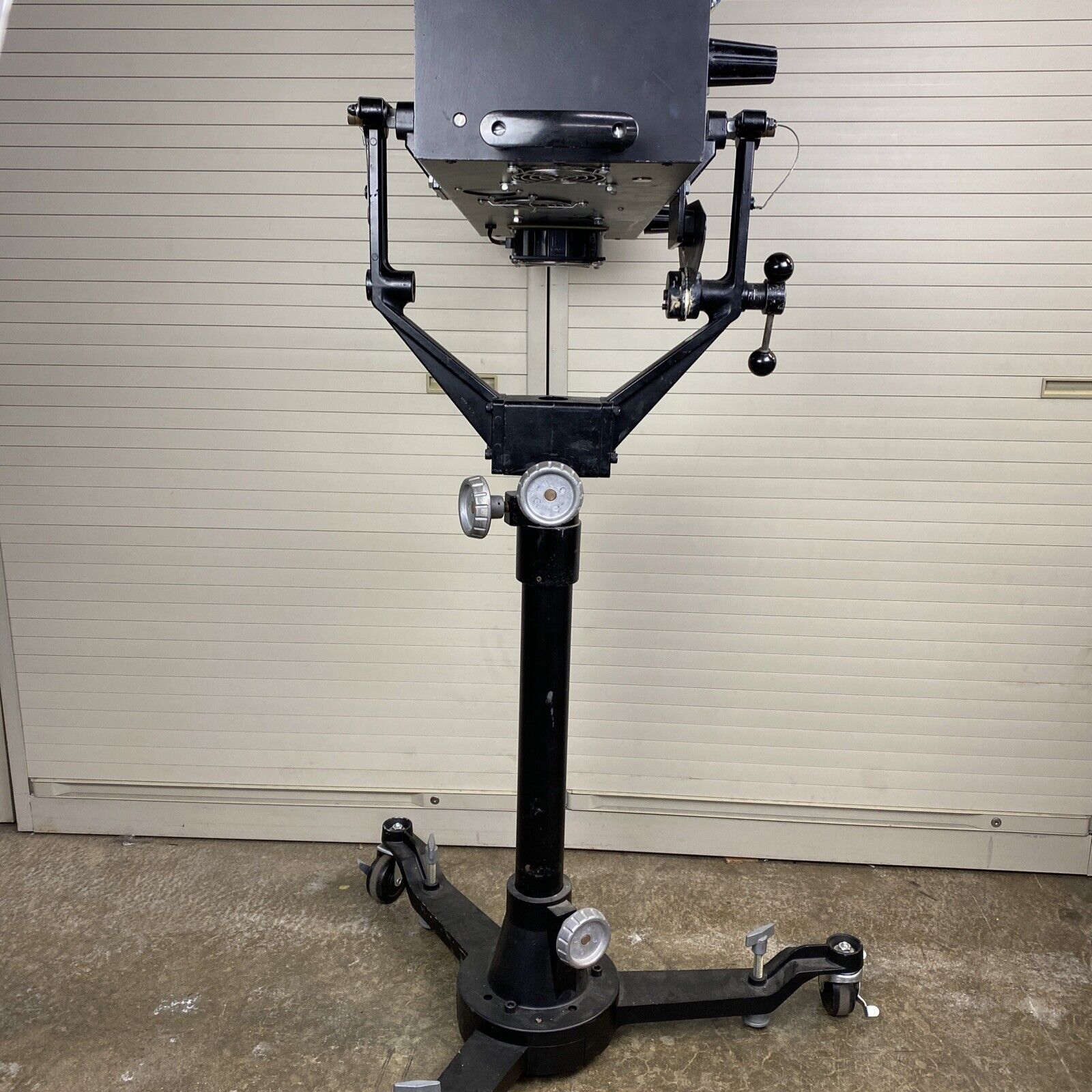 Altman Voyager Short-throw 400W HTI follow spotlight with stand