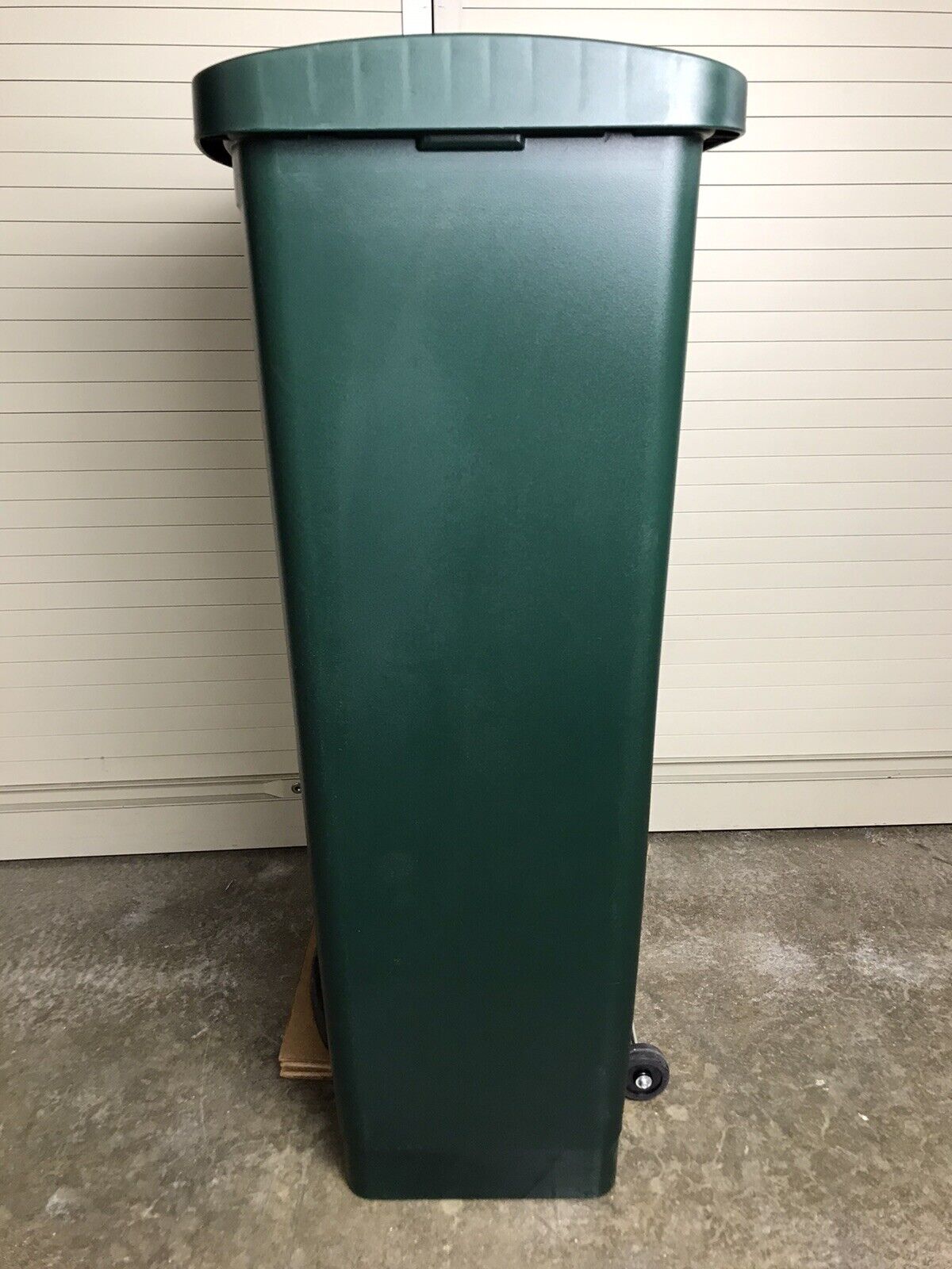 Rubbermaid Plastic Step-On Container 90L/24G Green