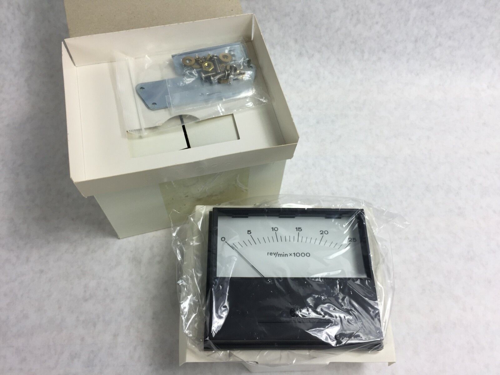 Beede 478046006 FS 25 VAC 25,000 RPM Gauge for RC5 and RC5 B   NIB