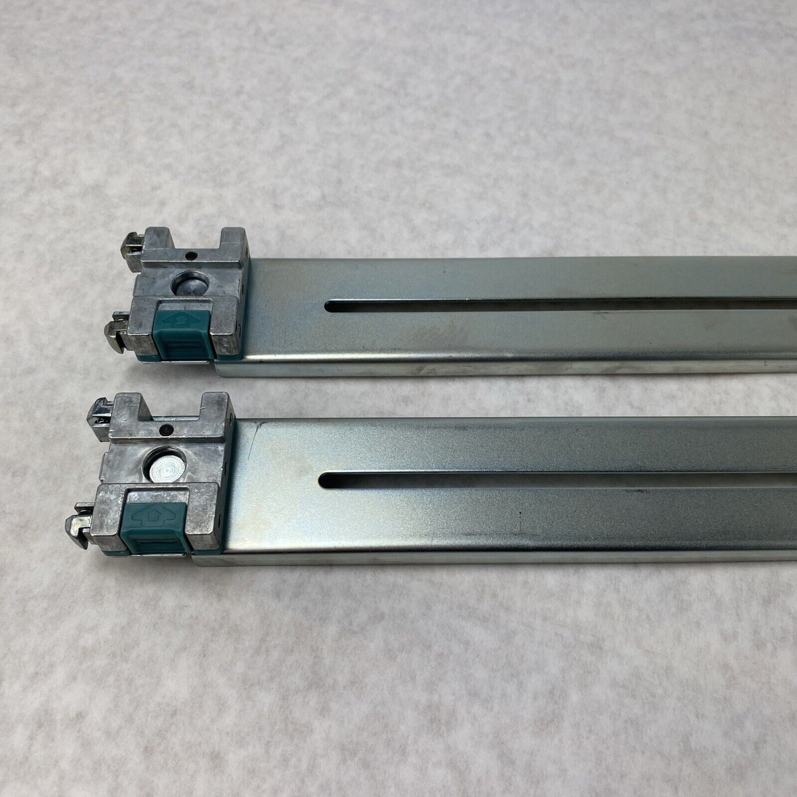 Accuride 03142 Medium-Duty Full Extension Drawer Slide