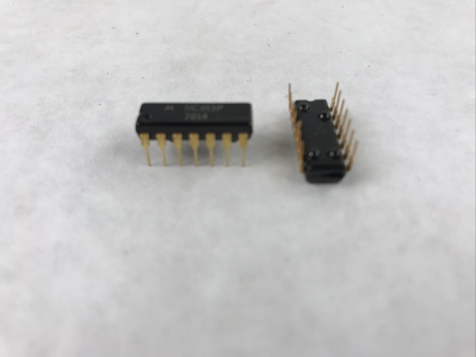 Lot of (5) Motorola MC893P 14 Pin Dip Gold Integrated Circuits