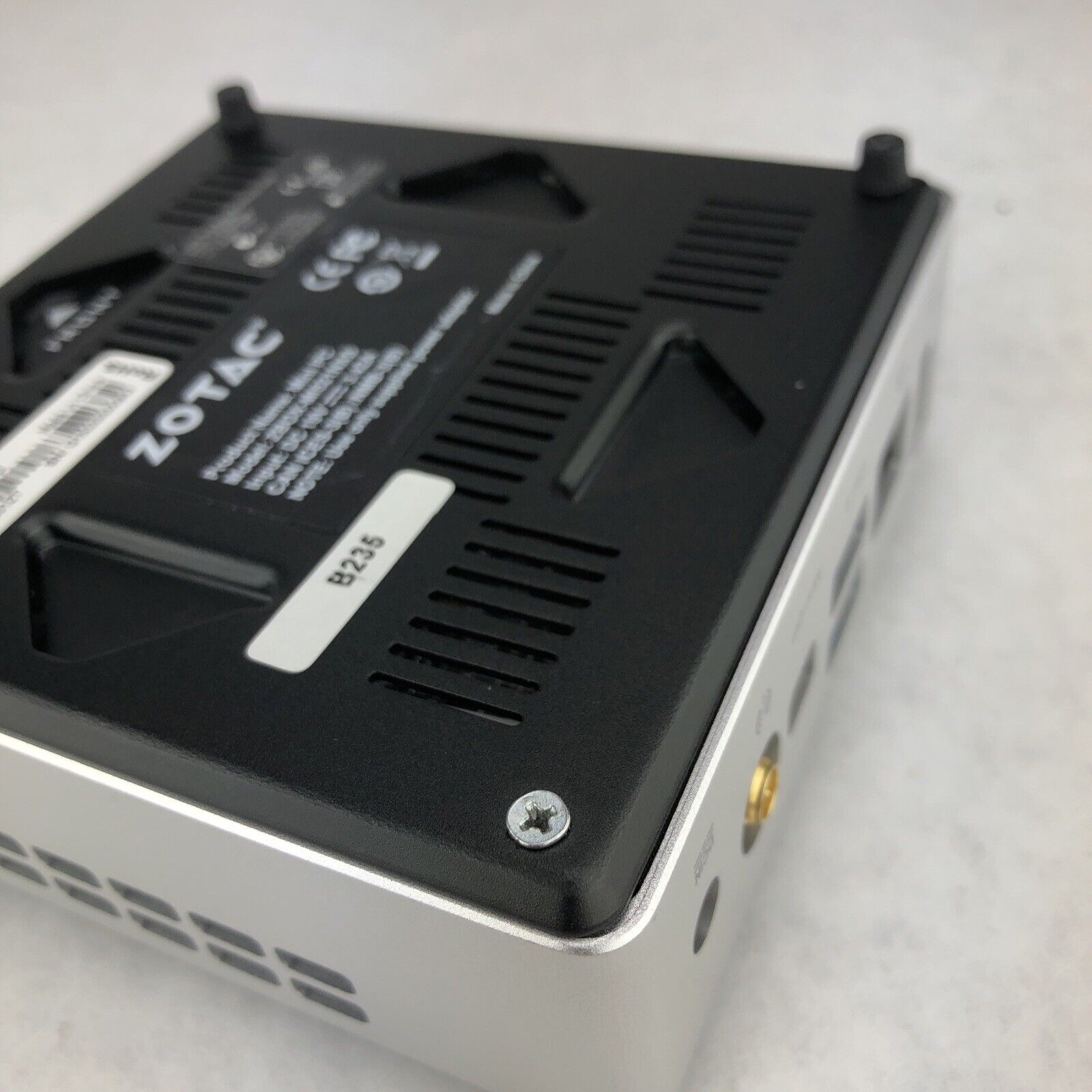 ZOTAC ZBOX-MI521NXS-U Mini i3-4030U 1.90GHz 4GB RAM WiFi No SSD No AC Adapter