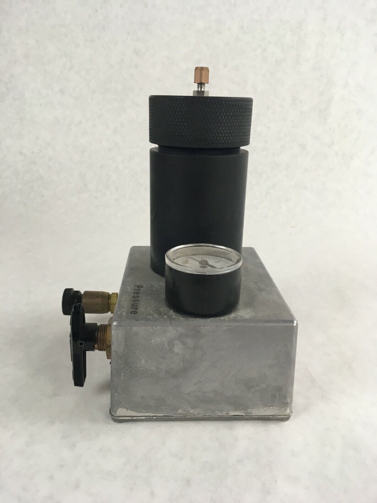 Pressure Compensated Flow Control Valve Vent With Container Vial