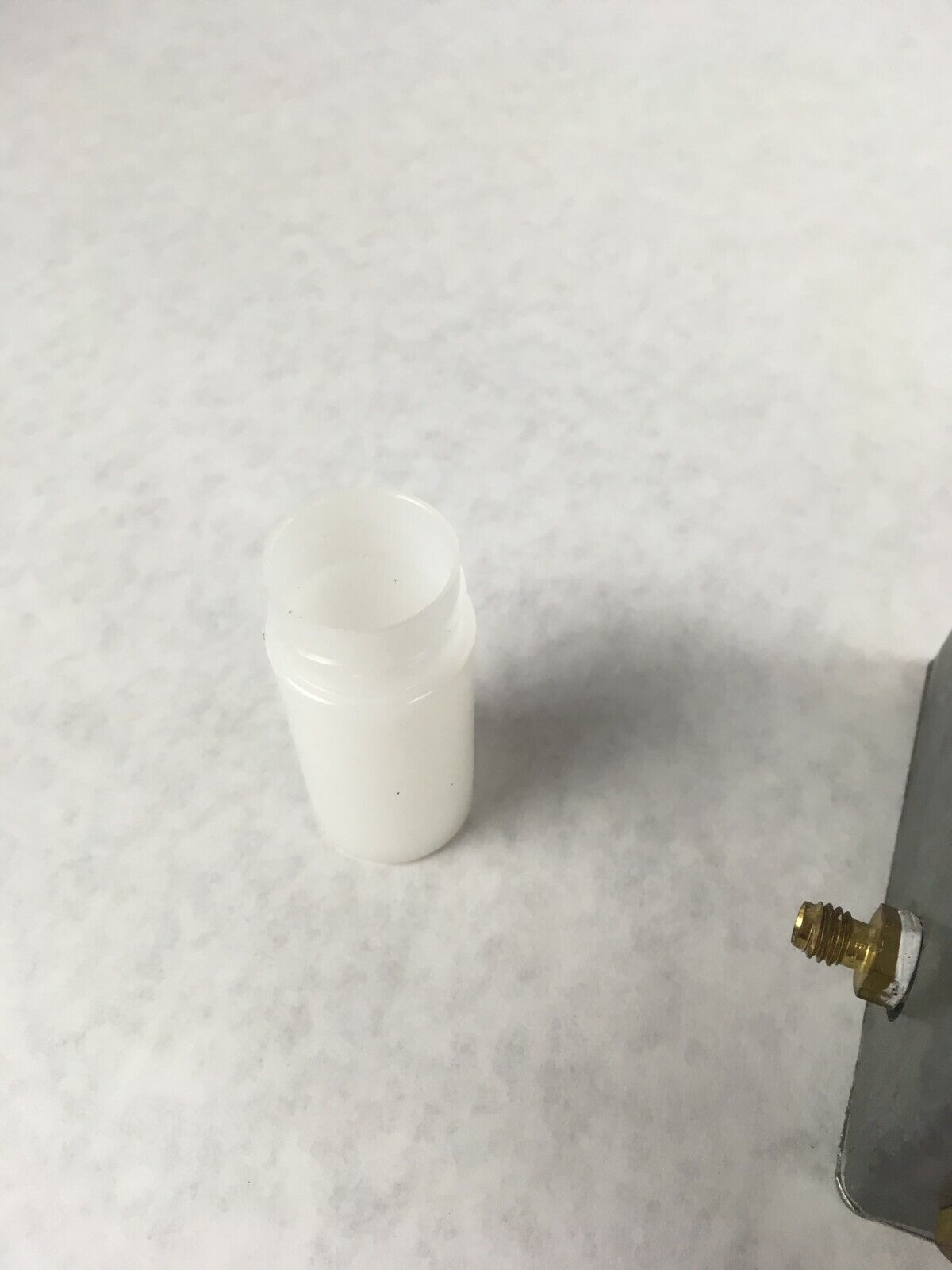 Pressure Compensated Flow Control Valve Vent With Container Vial