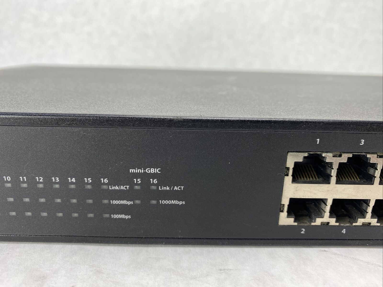 USRobotics USR997716 Gigabit 10/100/1000Mbps Ethernet 16 Port Switch Black
