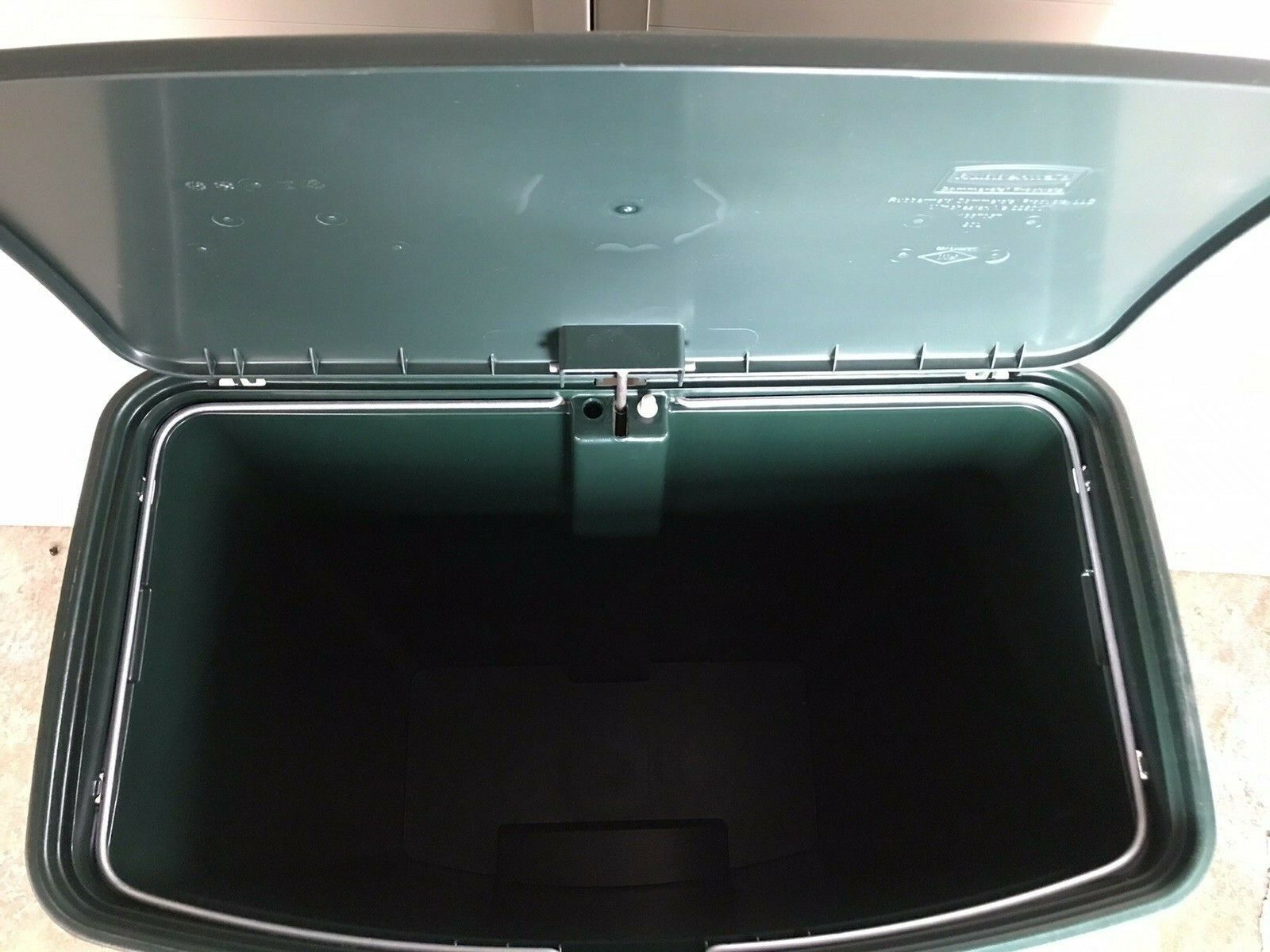 Rubbermaid Plastic Step-On Container 90L/24G Green