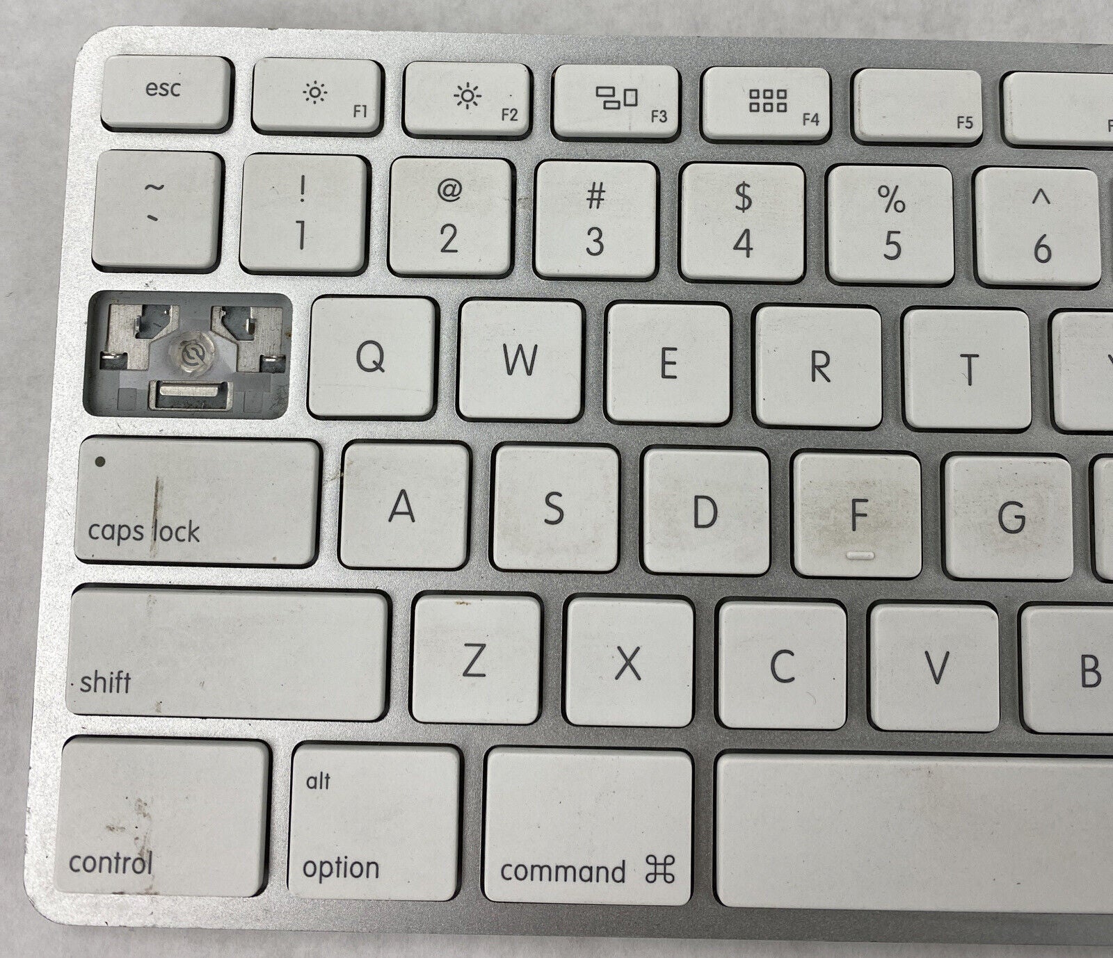FOR PARTS Apple A1243 Wired USB MB110LL/A Keyboard w/ Genuine OEM Key Covers