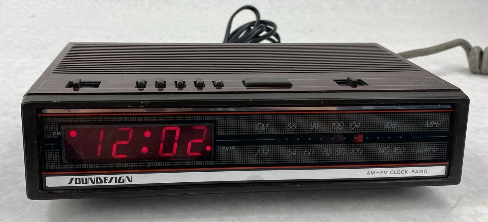 Soundesign 3620WAL Vintage Retro AM/FM Radio Alarm Clock Neon Red Display