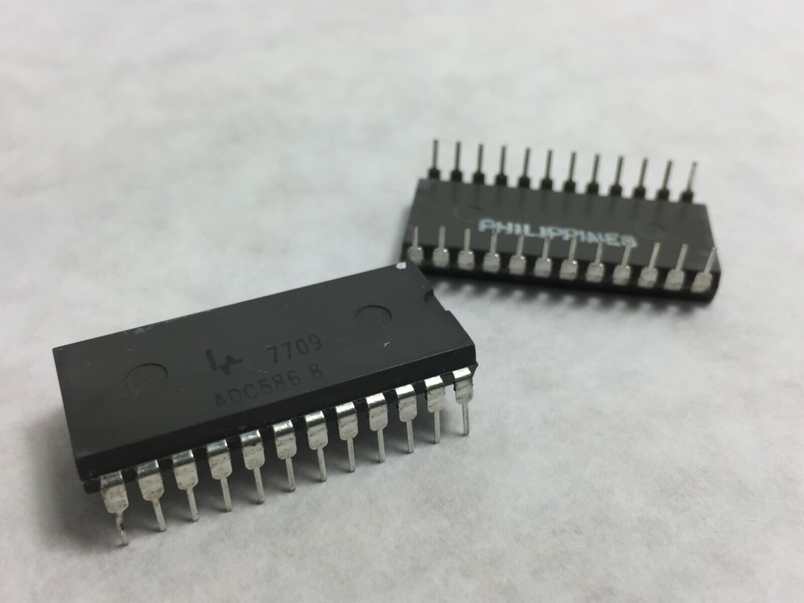 (4) ADC586 8 IC  NOS  Lot of 4