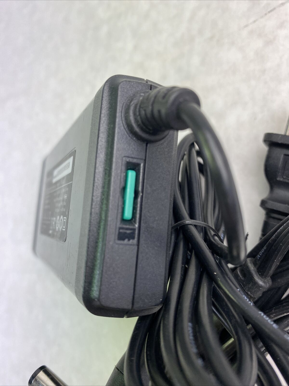 Kensington AD-80S AC/DC Power Supply Adapter with 19V Green Card and J Tip