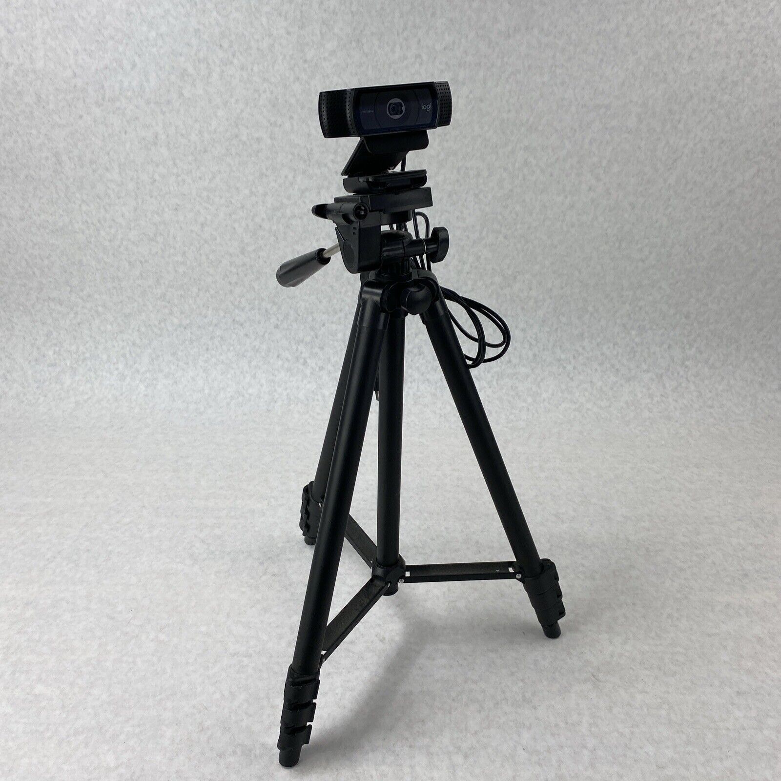Logitech C920 HD 1080p USB Wired Pro Webcam 860-000560 w/Adjustable Tripod Stand